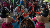 Selanjutnya warga asyik menari bersama penari tayub yang diyakini membawa berkah.