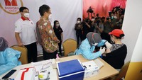 Polda Metro Jaya bersama dengan Mayora Group dan Kemenkes menjalankan program vaksinasi masal dengan tema “Nyok! Kite Vaksin” yang diperuntukkan untuk masyarakat umum. Kerjasama antara Polres Metro Jakarta Barat dan Mayora Group ini sudah memberikan lebih dari 16.000 vaksin kepada masyarakat dan terus berlanjut.