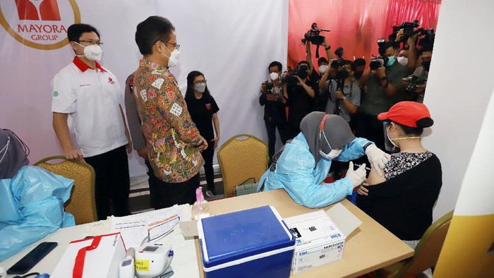 Berbagai lembaga terus menggenjot vaksinasi massal secara nasional kepada masyarakat demi mencanangkan program pemerintah untuk mencegah penyebaran COVID-19.