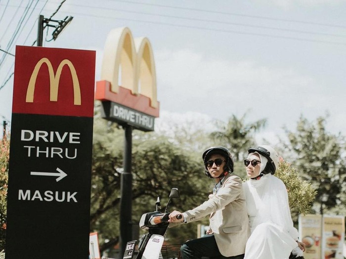 Viral pengantin sesi foto pernikahan di McDonalds bikin kagum. Pengantin sesi foto pernikahan di McDonalds bikin kagum.