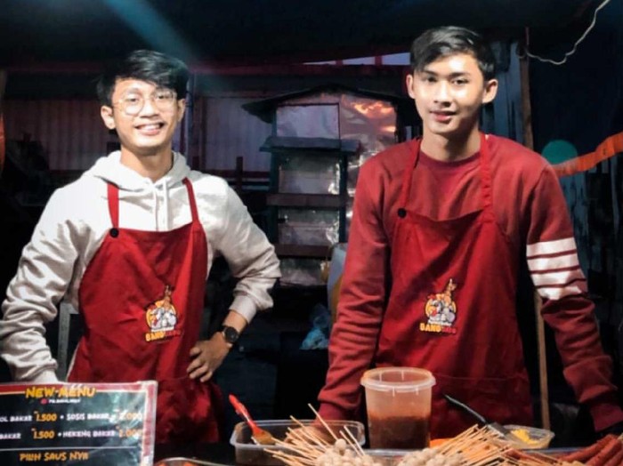 Viral pria yang terkena dampak pandemi, banting setir jualan pentol bakar di Pontianak, Kalimantan Barat.