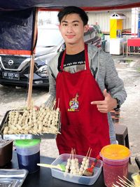 Viral Penjual Pentol Bakar Ganteng, Dulu Pegawai Kini Dagang Efek Pandemi