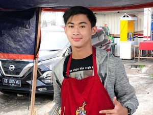 Terdampak Pandemi Pria Ini Alih Profesi Jual Pentol, Viral karena Ganteng