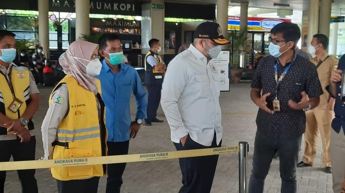 Wakil Ketua DPRD Jambi, Pinto Jayanegara melakukan sidak terkait protokol kesehatan di Bandara Sultan Thaha Jambi.