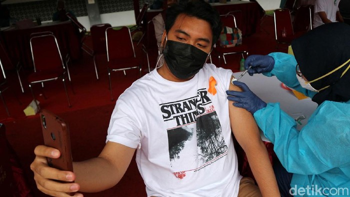 Pemerintah Kota Bekasi menggelar vaksinasi COVID-19 secara massal di Stadion Patriot Candrabhaga, Rabu (23/6). Sebanyak 8.000 peserta hadir mengikuti kegiatan tersebut.