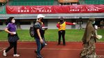Intip Warga Bekasi Divaksin COVID-19 di Stadion Patriot