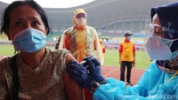 Petugas menyuntikkan vaksin COVID-19 dengan dosis yang telah ditentukan.Hari ini warga disuntik vaksin Sinovac dosis pertama.