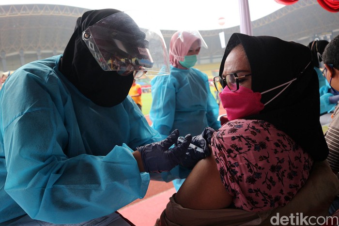 Pemerintah Kota Bekasi menggelar vaksinasi COVID-19 secara massal di Stadion Patriot Candrabhaga, Rabu (23/6). Sebanyak 8.000 peserta hadir mengikuti kegiatan tersebut.