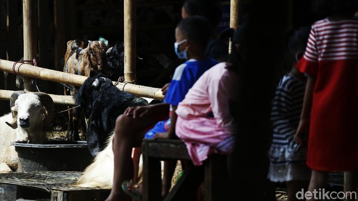 Waspada Bahaya COVID-19 Membayangi Anak-anak Lonjakan COVID-19 yang saat ini terjadi di Indonesia tidak hanya menyerang orang dewasa, tetapi juga anak-anak.