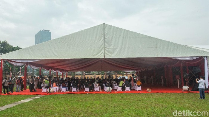 Warga berbondong-bondong mendatangi Lapangan Bhayangkara di Jakarta. Mereka datang untuk mengikuti vaksinasi COVID-19.