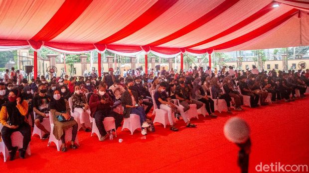 Warga berbondong-bondong mendatangi Lapangan Bhayangkara di Jakarta. Mereka datang untuk mengikuti vaksinasi COVID-19.