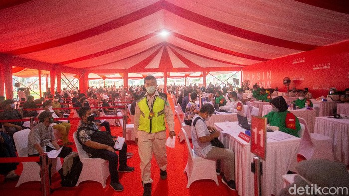 Warga berbondong-bondong mendatangi Lapangan Bhayangkara di Jakarta. Mereka datang untuk mengikuti vaksinasi COVID-19.