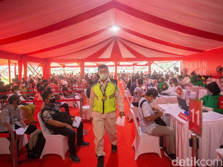 Ada Vaksinasi Massal, Lapangan Bhayangkara Ramai Didatangi Warga
