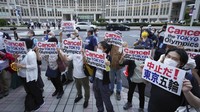 Diketahui, aksi tolak penyelenggaraan Olimpiade Tokyo 2020 ramai digaungkan sejumlah warga karena kekhawatiran akan pandemi COVID-19 yang masih melanda dunia, tak kecuali Jepang. AP Photo/Eugene Hoshiko.