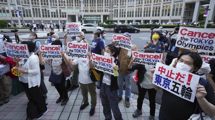 Penyelenggaraan Olimpiade Tokyo tinggal menghitung hari. Meski begitu, sejumlah warga kembali gelar aksi tolak pelaksanaan Olimpiade Tokyo imbas pandemi Corona.