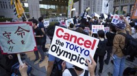 Sejumlah warga kembali menggelar aksi tolak penyelenggaraan Olimpiade Tokyo 2020 di sekitar gedung Pemerintah Metropolitan Tokyo pada Rabu (23/6/2021) kemarin. AP Photo/Eugene Hoshiko.