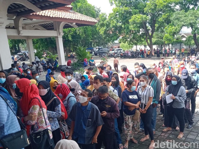 Antrean vaksinasi massal di pendapa Radio Siaran  Pemerintah Daerah (RSPD) Klaten dibubarkan, Kamis (24/6/2021).