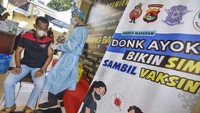 Petugas medis menyuntikkan vaksin COVID-19 kepada pemohon Surat Izin Mengemudi (SIM) di Satuan Penyelenggara Administrasi (Satpas) SIM di Polresta Mataram di Mataram, NTB, Kamis (24/6/2021).