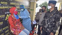 Satlantas Polres Mataram berinovasi menyelenggarakan pelayanan pembuatan SIM sambil divaksin COVID-19 yang bertujuan untuk membantu masyarakat memperoleh vaksin dengan baik dan cepat serta sebagai upaya memutus mata rantai penyebaran COVID-19.