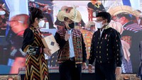 Menteri Komunikasi dan Informatika Johnny G. Plate (kanan) didampingi Direktur Strategic Portfolio Telkom Budi Setyawan Wijaya (tengah) mencoba berbelanja produk UMKM Maria Mauritz melalui pameran virtual pada acara puncak Gerakan Nasional Bangga Buatan Indonesia (Gernas BBI) yang mengusung tema Kilau Digital Permata Flobamora di Manggarai Barat.