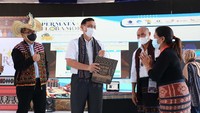 Tampak hadir juga Menteri Koordinator Bidang Kemaritiman dan Investasi Luhut Binsar Pandjaitan (tengah) yang langsung melakukan pembelian produk UMKM Tenun Ikat Ina Sabu melalui pameran virtual pada acara puncak Gerakan Nasional Bangga Buatan Indonesia.