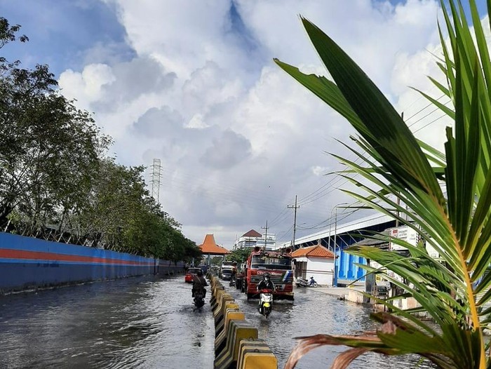 Banjir Rob kembali Rendam Jalan Kalimas Surabaya
