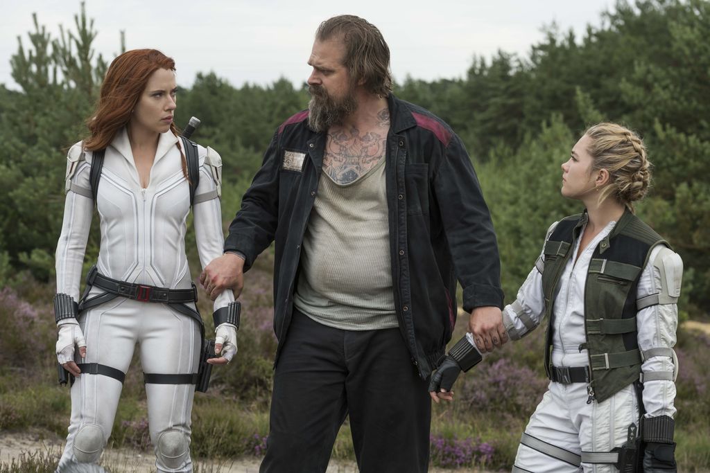 Marvel Studios' BLACK WIDOWL to R: Alexei (David Harbour), Black Widow/Natasha Romanoff (Scarlett Johansson) and Yelena (Florence Pugh) Photo: Jay Maidment©Marvel Studios 2020