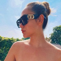 Tidak ketinggalan sebuah kacamata hitam oversized dengan logo LV di kedua sisinya. (Foto: Instagram/@bclsinclair)