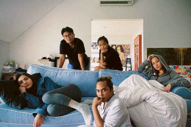 BCL sedang isolasi mandiri (isoman) di rumahnya setelah terdeteksi positif COVID-19 sepulang dari Bali. Tak sendiri, ia menjalani isoman dengan beberapa rekannya yang juga terinfeksi virus Corona. Ada artis Dena Rachman dan celebrity stylist Bimo Permadi. (Foto: Instagram: @bclsinclair)