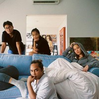 BCL sedang isolasi mandiri (isoman) di rumahnya setelah terdeteksi positif COVID-19 sepulang dari Bali. Tak sendiri, ia menjalani isoman dengan beberapa rekannya yang juga terinfeksi virus Corona. Ada artis Dena Rachman dan celebrity stylist Bimo Permadi. (Foto: Instagram: @bclsinclair)