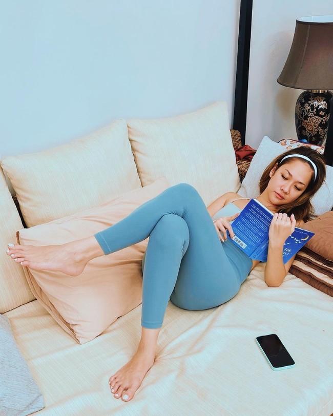 Tak mengalami gejala berat, BCL bisa beraktivitas seperti biasa di rumah. Dengan bergaya santai, ia memanfaatkan momen isoman untuk membaca buku. (Foto: Instagram/@bclsinclair)