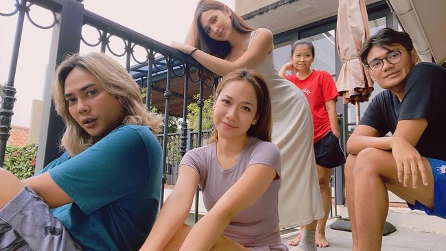 Dengan busana kasual pun, pesona seorang BCL pun tetap terpancar maksimal. (Foto: Instagram: @bclsinclair)