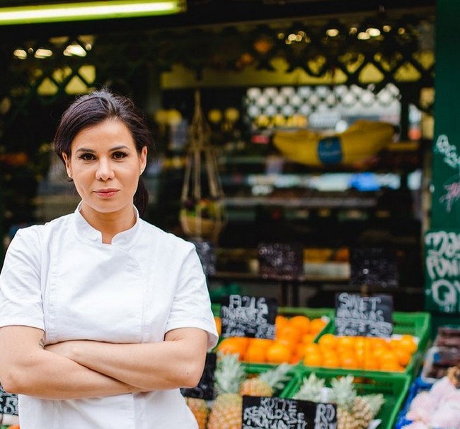 Ini chef yang seksi yang jadi sensasi di Instagram. Juru masak bernama Candida Batista itu sering melakukan pemotretan vulgar di dapur. Foto: dok. Instagram