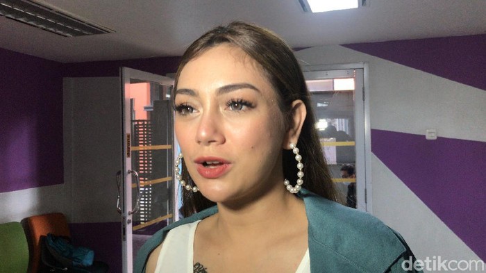 Celine Evangelista bicara soal status rumah tangganya