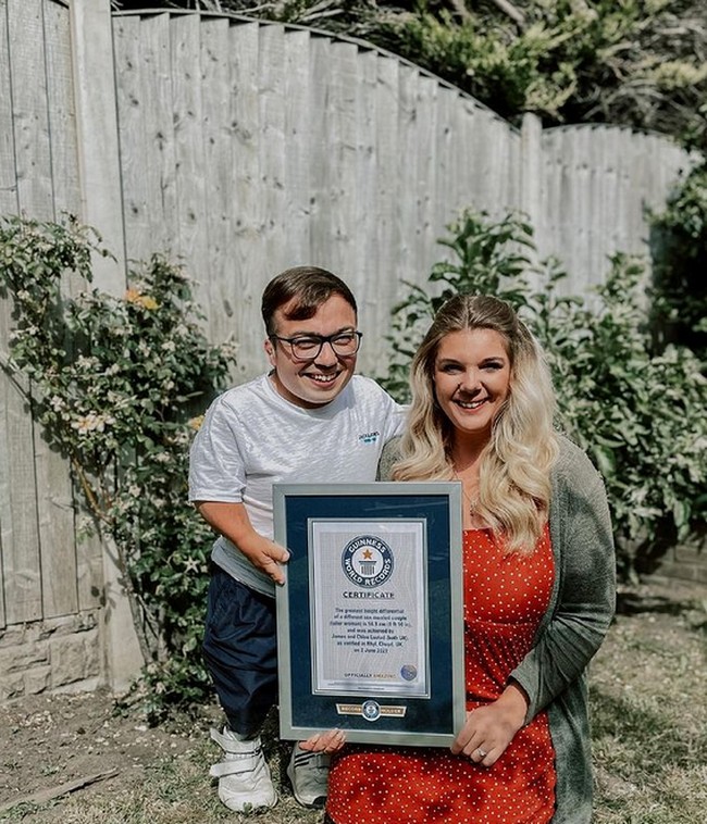 Ini pasangan asal Inggris yang memecahkan rekor dunia sebagai pasangan suami istri dengan beda tinggi badan terbesar. James dan Chloe mendapatkan penghargaan dari Guinness World Records. Foto: dok. Instagram