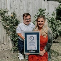 Ini pasangan asal Inggris yang memecahkan rekor dunia sebagai pasangan suami istri dengan beda tinggi badan terbesar. James dan Chloe mendapatkan penghargaan dari Guinness World Records. Foto: dok. Instagram