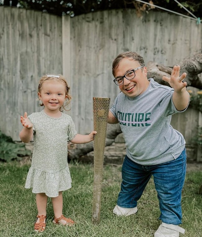 Chloe memiliki tinggi sekitar 165 cm, sementara suaminya James tingginya hanya 109 cm. Tinggi badan James bahkan hampir sama dengan anak balitanya. Foto: dok. Instagram