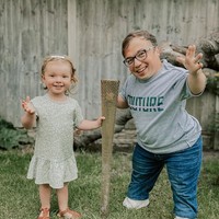 Chloe memiliki tinggi sekitar 165 cm, sementara suaminya James tingginya hanya 109 cm. Tinggi badan James bahkan hampir sama dengan anak balitanya. Foto: dok. Instagram