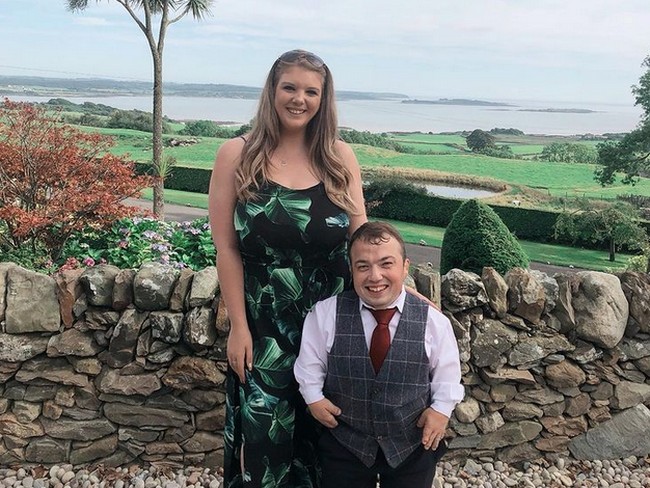 Aku sampai di titik di mana aku harus mengatakan bahwa dwarfisme tidak menguasaiku, aku yang menguasai dwarfismeku. Aku hanya ingin menjadi sama seperti orang lain, dan ingin menjalani hidup dengan cara yang besar, dalam tubuh yang kecil, ungkap James. Foto: dok. Instagram