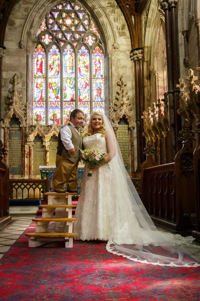 Uniknya, dalam mengucapkan janji suci, di altar telah disiapkan tangga untuk James agar momen tersebut bisa semakin sakral untuk bisa bertatap-tatapan dengan Chloe.  Foto: dok. James & Chloe
