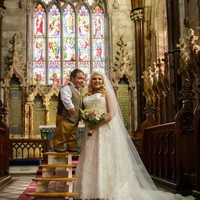 Uniknya, dalam mengucapkan janji suci, di altar telah disiapkan tangga untuk James agar momen tersebut bisa semakin sakral untuk bisa bertatap-tatapan dengan Chloe.  Foto: dok. James & Chloe