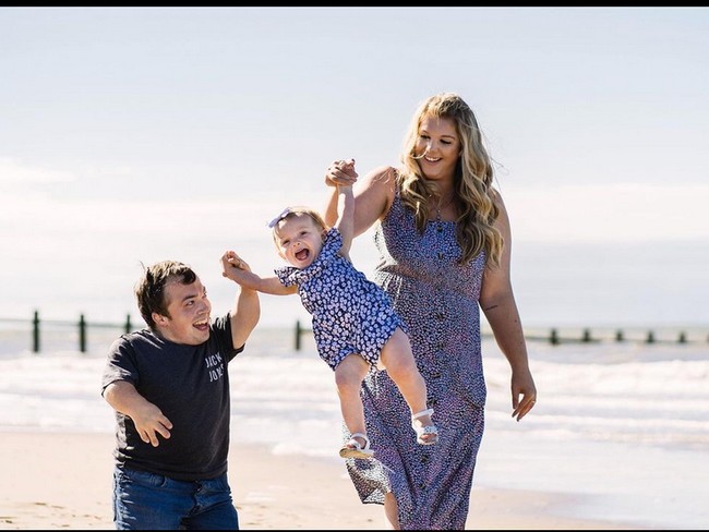 Pria 33 tahun itu menderita dwarfisme yang menyebabkan gangguan Diastrophic Dysplasia, di mana menghambat pertumbuhan tubuhnya. Namun Chloe tidak melihat James hanya dari tinggi tubuhnya.  Foto: dok. Instagram