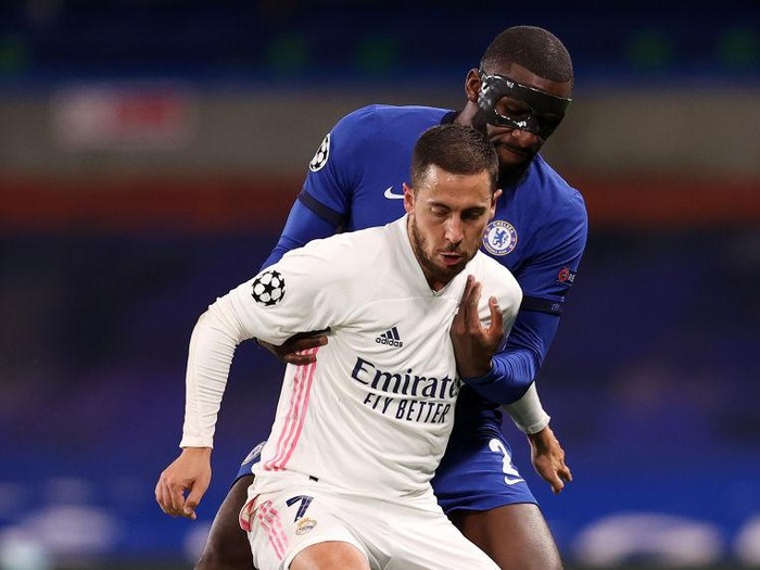 LONDON, ENGLAND - MAY 05: Eden Hazard of Real Madrid is challenged by Antonio Ruediger of Chelsea during the UEFA Champions League Semi Final Second Leg match between Chelsea and Real Madrid at Stamford Bridge on May 05, 2021 in London, England. Sporting stadiums around Europe remain under strict restrictions due to the Coronavirus Pandemic as Government social distancing laws prohibit fans inside venues resulting in games being played behind closed doors. (Photo by Clive Rose/Getty Images)