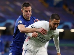 Cesar Azpilicueta ditahan Eden Hazard dengan pantat. Persis macam aksi inilah alasan Yaya Toure menyebut Hazard jago main pantat untuk memblok lawan. (Foto: Getty Images/Clive Rose)