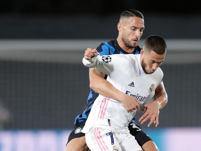 MADRID, SPAIN - NOVEMBER 03: Eden Hazard of Real Madrid and Danilo D'Ambrosio of Inter Milan clash during the UEFA Champions League Group B stage match between Real Madrid and FC Internazionale at Estadio Alfredo Di Stefano on November 03, 2020 in Madrid, Spain. Football Stadiums around Europe remain empty due to the Coronavirus Pandemic as Government social distancing laws prohibit fans inside venues resulting in fixtures being played behind closed doors. (Photo by Gonzalo Arroyo Moreno/Getty Images)