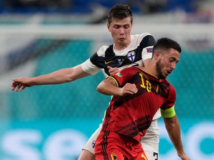 SAINT PETERSBURG, RUSSIA - JUNE 21: Eden Hazard of Belgium battles for possession with Daniel O'Shaughnessy of Finland during the UEFA Euro 2020 Championship Group B match between Finland and Belgium at Saint Petersburg Stadium on June 21, 2021 in Saint Petersburg, Russia. (Photo by Dmitry Lovetsky - Pool/Getty Images)