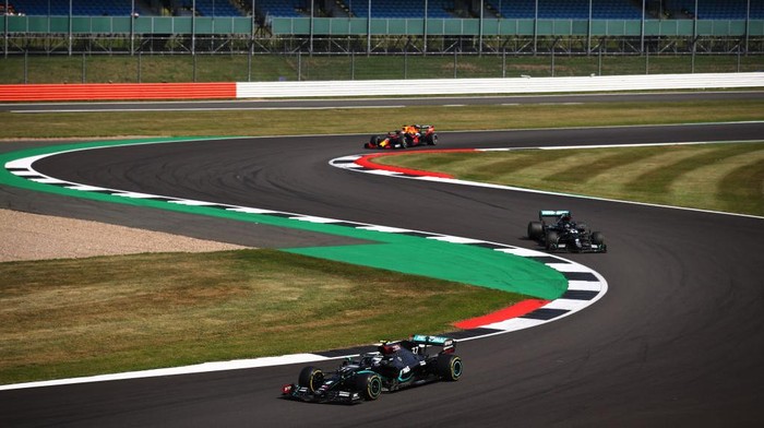 NORTHAMPTON, ENGLAND - AUGUST 09: Valtteri Bottas of Finland driving the (77) Mercedes AMG Petronas F1 Team Mercedes W11 leads Lewis Hamilton of Great Britain driving the (44) Mercedes AMG Petronas F1 Team Mercedes W11 and Max Verstappen of the Netherlands driving the (33) Aston Martin Red Bull Racing RB16 during the F1 70th Anniversary Grand Prix at Silverstone on August 09, 2020 in Northampton, England. (Photo by Bryn Lennon/Getty Images)