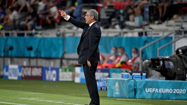 BUDAPEST, HUNGARY - JUNE 23: Fernando Santos, Head Coach of Portugal gives their side instructions during the UEFA Euro 2020 Championship Group F match between Portugal and France at Puskas Arena on June 23, 2021 in Budapest, Hungary. (Photo by Tibor Illyes - Pool/Getty Images)