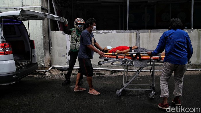 Beginilah suasana pelayanan pasien di kawasan Instalasi Gawat Darurat (IGD) RSUD Koja, Jakarta Utara, Kamis (24/6). Tampak kesibukan terjadi akibat lonjakan kasus Corona di Jakarta.