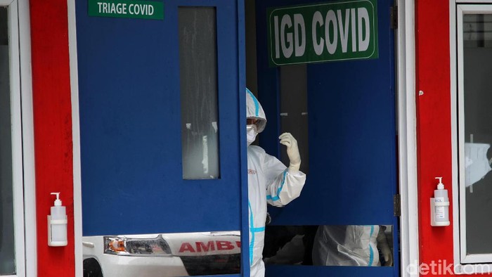 Foto: Kesibukan RSUD Koja Ditengah Lonjakan Corona di Jakarta Beginilah suasana pelayanan pasien di kawasan Instalasi Gawat Darurat (IGD) RSUD Koja, Jakarta Utara, Kamis (24/6). Tampak kesibukan terjadi akibat lonjakan kasus Corona di Jakarta.